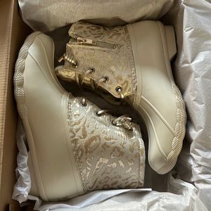 Brand New Sperry Women's Cream Metallic Cheetah Duck Boot Size 9